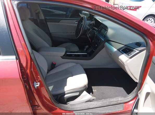 5NPE24AF2HH562832 2017 HYUNDAI SONATA Red Вид салону спереду