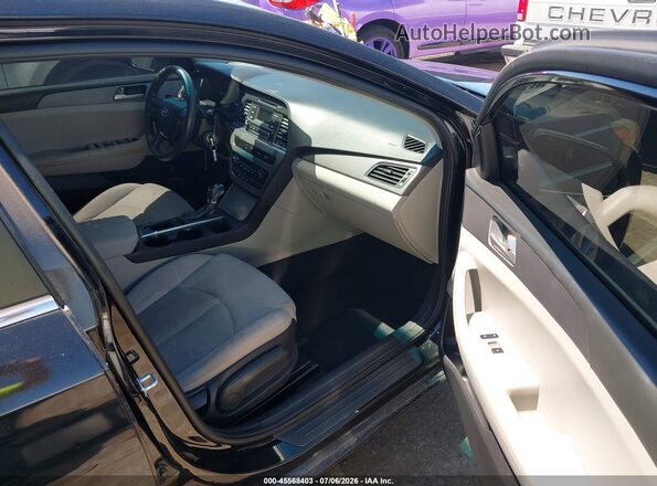 5NPE24AF2HH578111 2017 HYUNDAI SONATA Black Widok wnętrza z przodu