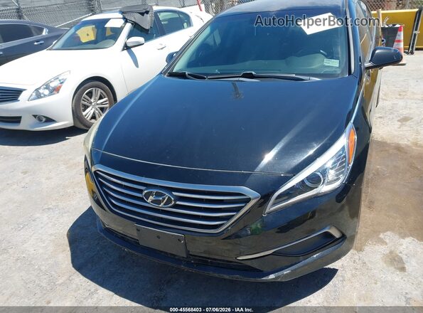 5NPE24AF2HH578111 2017 HYUNDAI SONATA Black Widok z przodu