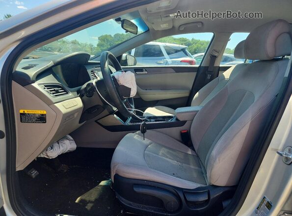 5NPE24AF2HH585219 2017 HYUNDAI SONATA Silver Widok wnętrza z przodu