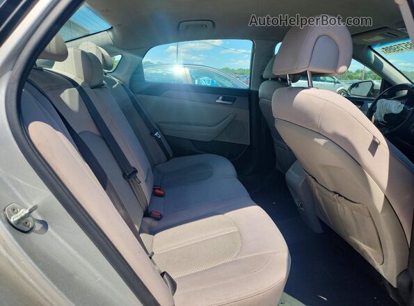 5NPE24AF2HH585219 2017 HYUNDAI SONATA Silver Widok tylnych siedzeń