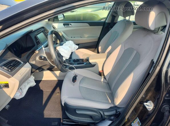 5NPE24AF3HH479748 2017 HYUNDAI SONATA Черный Вид салона спереди