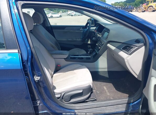 5NPE24AF3HH495724 2017 HYUNDAI SONATA Синий Вид салона спереди