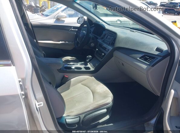 5NPE24AF3HH560118 2017 HYUNDAI SONATA Silver Vista interior delantera