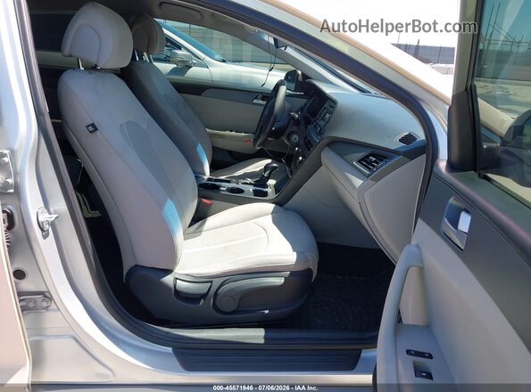 5NPE24AF3HH576934 2017 HYUNDAI SONATA Silver წინა სალონის ხედი