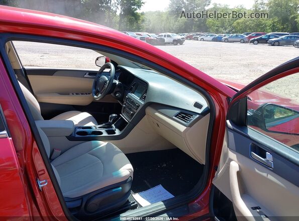 5NPE24AF3HH584094 2017 HYUNDAI SONATA Red Вид салону спереду