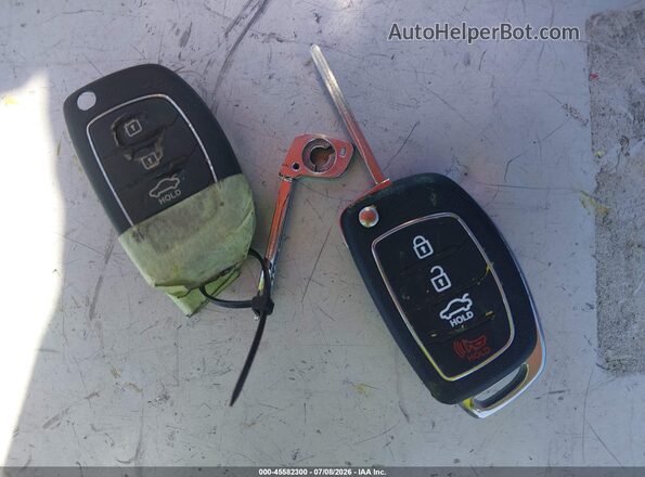 5NPE24AF3HH584743 2017 HYUNDAI SONATA Red Вид панелі приладів