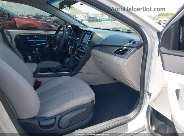 5NPE24AF3JH612899 2018 HYUNDAI SONATA Серебряный Вид салона спереди
