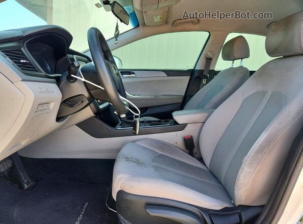 5NPE24AF3JH694746 2018 HYUNDAI SONATA Silver Вид салону спереду