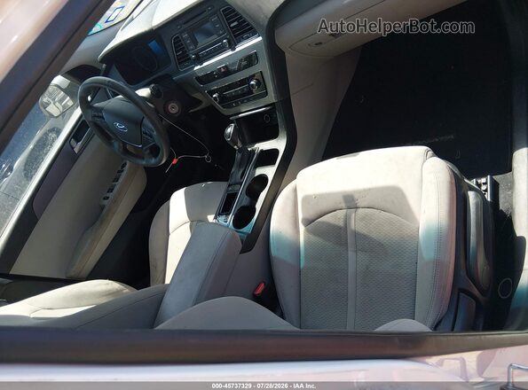 5NPE24AF4HH443597 2017 HYUNDAI SONATA Белый Вид салона спереди