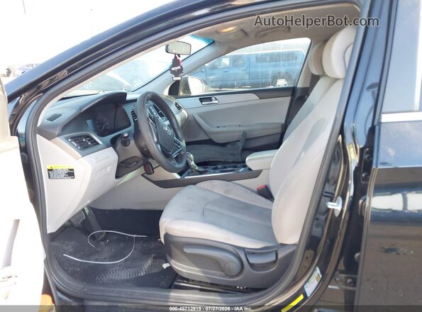 5NPE24AF4HH503684 2017 HYUNDAI SONATA Черный Вид салона спереди