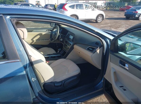 5NPE24AF4HH510201 2017 HYUNDAI SONATA Light Blue Вид салону спереду