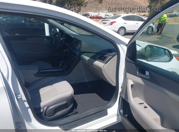 5NPE24AF4HH588901 2017 HYUNDAI SONATA White Widok wnętrza z przodu