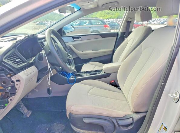 5NPE24AF4KH741073 2019 HYUNDAI SONATA Серебряный Вид салона спереди