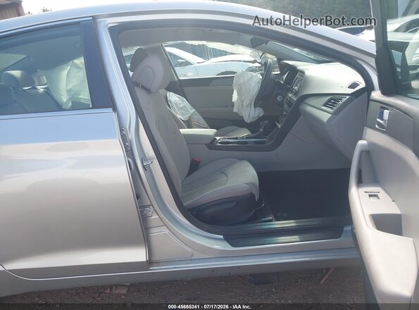 5NPE24AF5HH492288 2017 HYUNDAI SONATA Silver Вид салону спереду