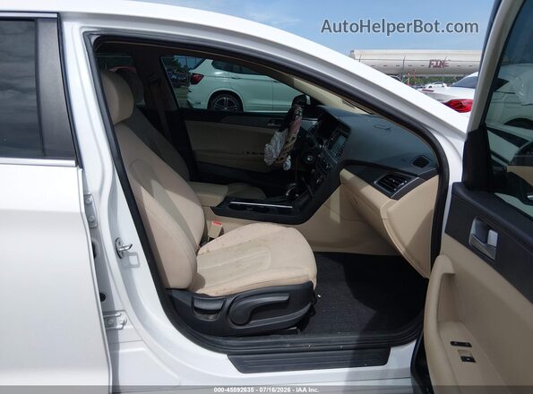 5NPE24AF5HH495689 2017 HYUNDAI SONATA Белый Вид салона спереди