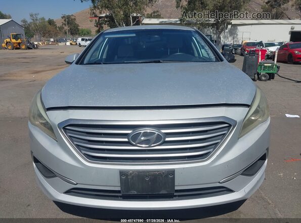 5NPE24AF5HH556877 2017 HYUNDAI SONATA Серебряный Вид спереди
