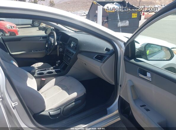 5NPE24AF5HH556877 2017 HYUNDAI SONATA Серебряный Вид салона спереди