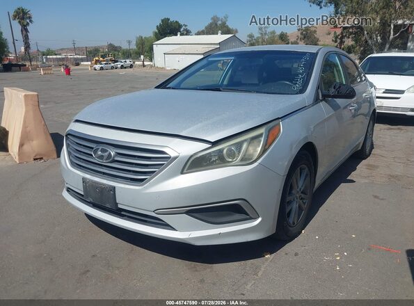 5NPE24AF5HH556877 2017 HYUNDAI SONATA Серебряный Передняя левая четверть