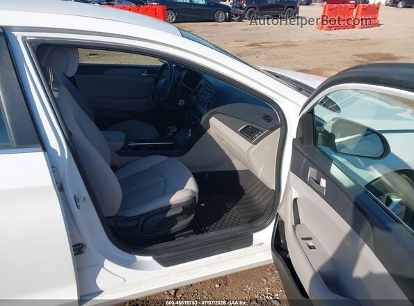 5NPE24AF5HH571766 2017 HYUNDAI SONATA White წინა სალონის ხედი