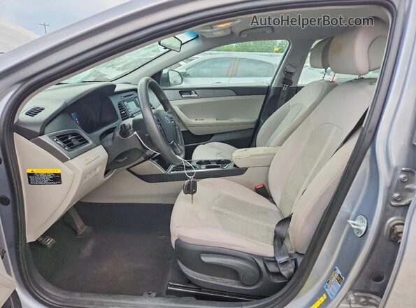 5NPE24AF5HH581634 2017 HYUNDAI SONATA Silver Widok wnętrza z przodu