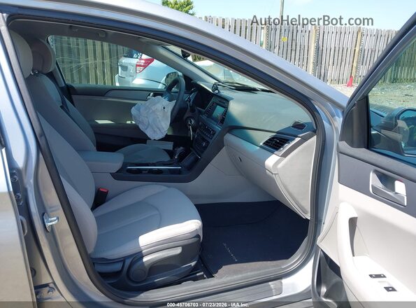5NPE24AF5HH583335 2017 HYUNDAI SONATA Silver Vista interior delantera