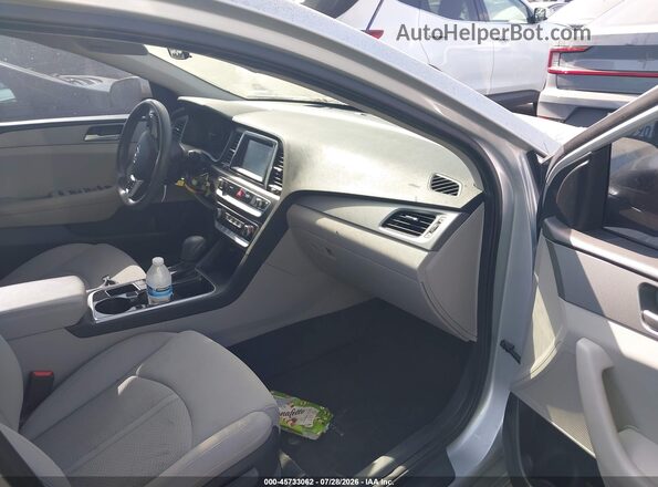5NPE24AF5JH680945 2018 HYUNDAI SONATA Серебряный Вид салона спереди
