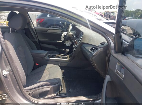5NPE24AF5JH688530 2018 HYUNDAI SONATA Серый Вид салона спереди