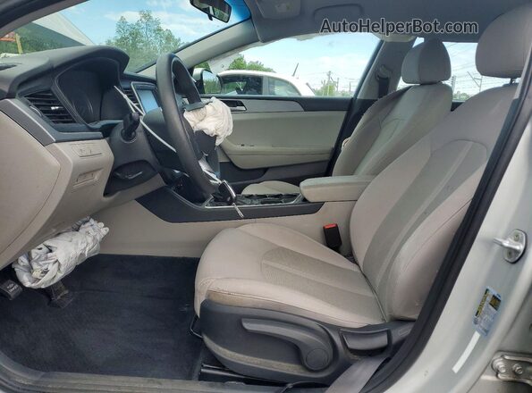 5NPE24AF5KH788709 2019 HYUNDAI SONATA Серебряный Вид салона спереди