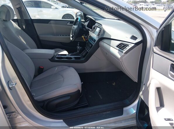 5NPE24AF6HH513102 2017 HYUNDAI SONATA Silver Вид салону спереду