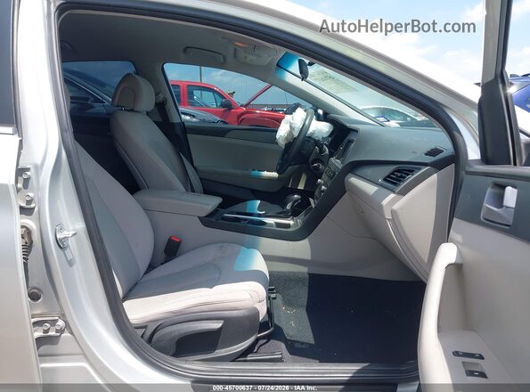 5NPE24AF6HH533401 2017 HYUNDAI SONATA Silver წინა სალონის ხედი