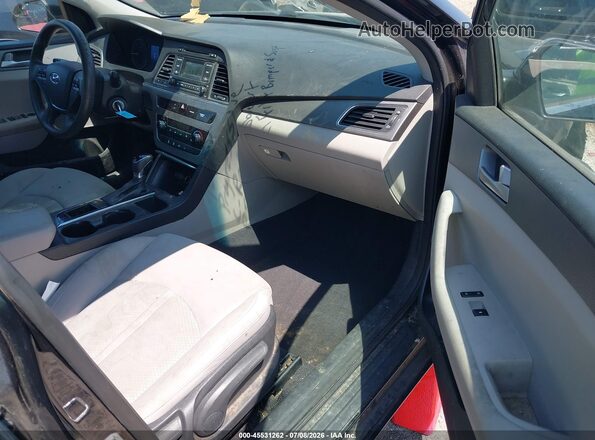 5NPE24AF6HH580296 2017 HYUNDAI SONATA Черный Вид салона спереди