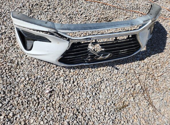 5NPE24AF6JH620463 2018 HYUNDAI SONATA White Engine compartment view