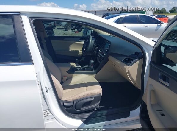 5NPE24AF6JH627882 2018 HYUNDAI SONATA Белый Вид салона спереди
