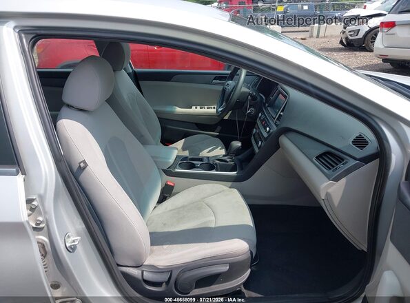 5NPE24AF6KH760918 2019 HYUNDAI SONATA Silver Widok wnętrza z przodu