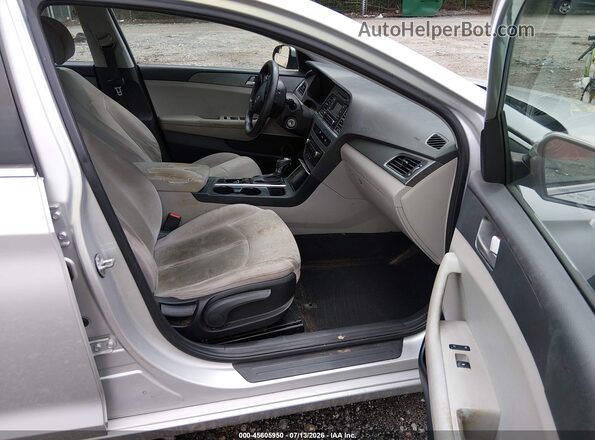 5NPE24AF7HH521497 2017 HYUNDAI SONATA Серебряный Вид салона спереди