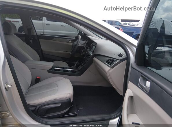 5NPE24AF7HH525324 2017 HYUNDAI SONATA Silver Vista interior delantera