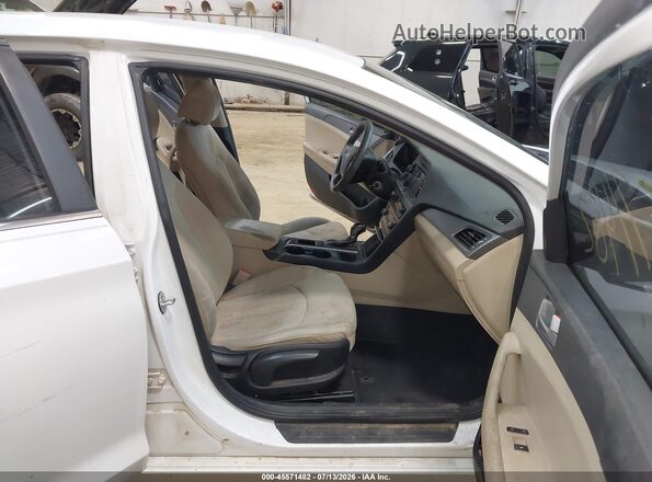 5NPE24AF7HH589038 2017 HYUNDAI SONATA White Widok wnętrza z przodu