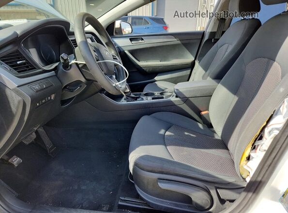 5NPE24AF7KH751421 2019 HYUNDAI SONATA Белый Вид салона спереди