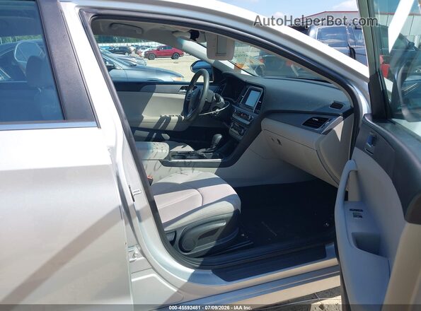 5NPE24AF7KH755517 2019 HYUNDAI SONATA Silver Front interior view
