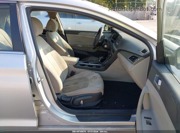 5NPE24AF8HH502909 2017 HYUNDAI SONATA Серебряный Вид салона спереди