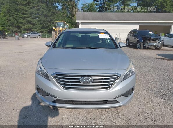 5NPE24AF8HH502909 2017 HYUNDAI SONATA Серебряный Вид задней части салона