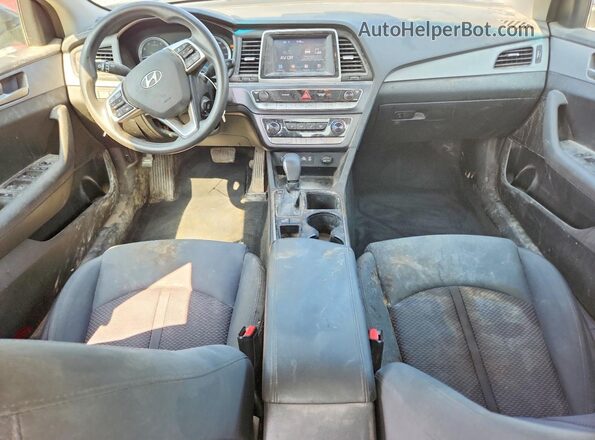5NPE24AF8JH682284 2018 HYUNDAI SONATA Gray Widok deski rozdzielczej
