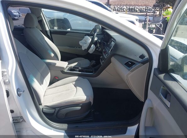 5NPE24AF8JH683922 2018 HYUNDAI SONATA Белый Вид салона спереди