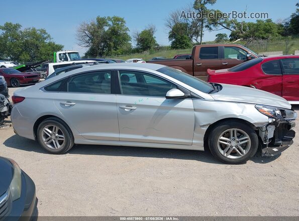 5NPE24AF8KH796285 2019 HYUNDAI SONATA Silver Widok wnętrza 360 stopni