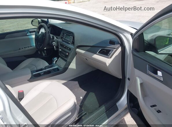 5NPE24AF9HH485991 2017 HYUNDAI SONATA Silver Вид салону спереду