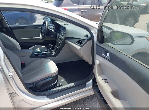 5NPE24AF9HH580194 2017 HYUNDAI SONATA Silver Вид салону спереду
