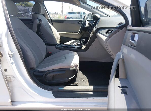 5NPE24AF9HH580938 2017 HYUNDAI SONATA White Widok wnętrza z przodu
