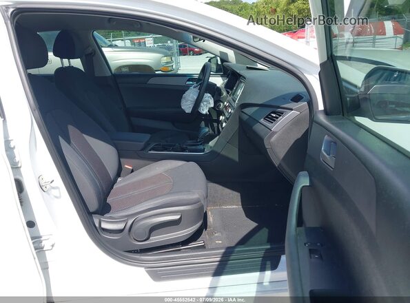 5NPE24AF9JH620117 2018 HYUNDAI SONATA White Widok wnętrza z przodu