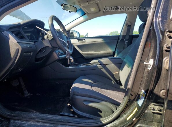5NPE24AF9KH761562 2019 HYUNDAI SONATA Черный Вид салона спереди